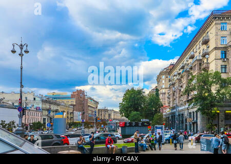 Place du Marché Bessarabsky Kiev rue avec quelques personnes et fond de ciel nuageux Banque D'Images