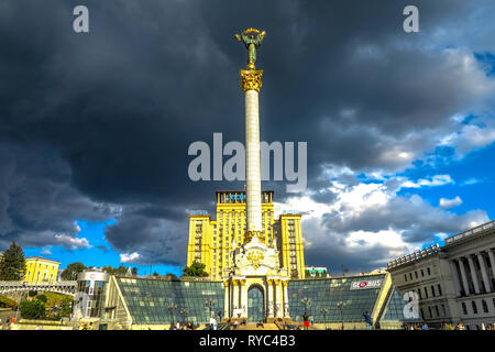 L'Indépendance de Kiev Monument Carré Maidan Nezalezhnosti avec Rainy Nuages de fond Banque D'Images