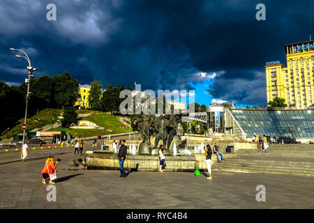 L'Indépendance de Kiev Monument Carré Maidan Nezalezhnosti avec Rainy Nuages de fond Banque D'Images