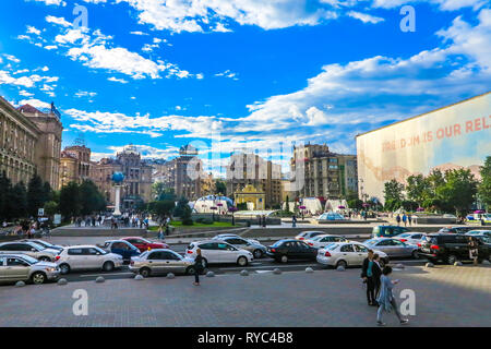 Place de l'Indépendance de Kiev avec Lyadsky Maidan Nezalezhnosti Embarquement au contexte Banque D'Images