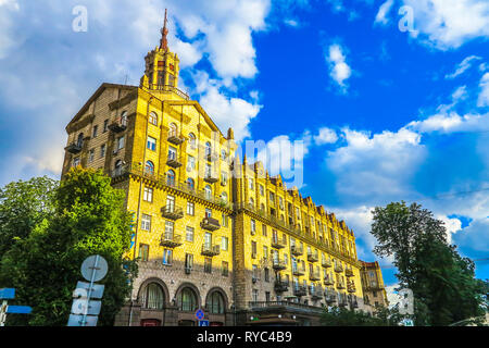 Place de l'Indépendance de Kiev Maidan Nezalezhnosti Multi niveau bâtiments néoclassiques entourant Banque D'Images