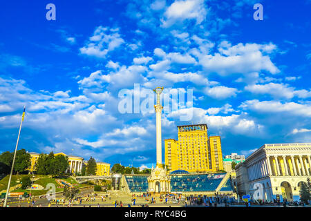 L'Indépendance de Kiev Monument Carré Maidan Nezalezhnosti avec Ukrainian Waving Flag sur mât et fond de ciel bleu Banque D'Images