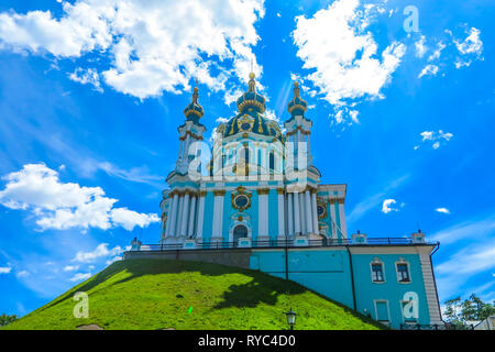 Vieille ville de Kiev Saint Andrew's Church sur colline avec vue arrière Ciel Bleu nuages blancs de fond Banque D'Images