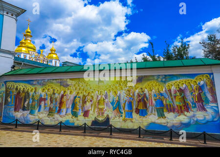 Saint Michael's Kiev Monastère dôme doré Fresque des anges au mur externe Banque D'Images