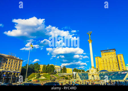 L'Indépendance de Kiev Monument Carré Maidan Nezalezhnosti avec Ukrainian Waving Flag sur mât et fond de ciel bleu Banque D'Images