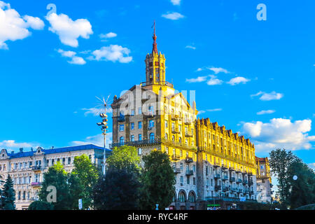 L'Indépendance de Kiev Monument Carré Maidan Nezalezhnosti avec Multi niveau bâtiments néoclassiques et fond de ciel bleu Banque D'Images