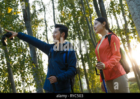 Les jeunes couples randonnées Banque D'Images