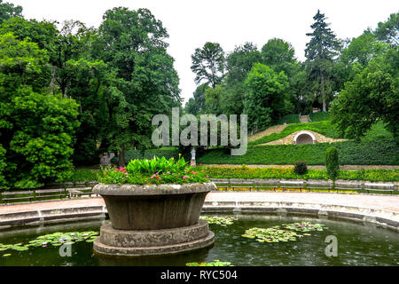 Uman Arboretum Parc national anglais Sofiyivka Jardin Paysage lac avec fontaine Banque D'Images