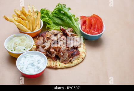 Ingrédients pain pita gyro. Shawarma, gyros, de pain pita, légumes et sauce tzatziki, copiez l'espace. Le turc, le grec traditionnel alimentaire de la viande. Banque D'Images