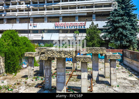 L'ère de l'URSS communiste de Chisinau Fontaine abandonnée en face de l'Hôtel National en faillite Banque D'Images