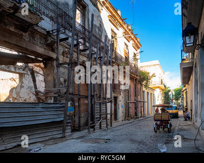 Bâtiments délabrés et tricycle dans le centre de La Havane, capitale de l'île de Cuba Banque D'Images