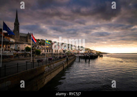 Lever du soleil à Cobh County Cork Irlande Banque D'Images