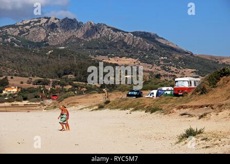 TARIFA, ESPAGNE - 14 septembre 2008 - Les touristes marchant le long de la plage de Valdevaqueros vers la mer avec camping-cars et voitures à l'arrière, Tarifa, Cadix Pr Banque D'Images