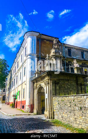 Kamianets Podilskyi Entrée principale dans la Cathédrale Saints Pierre et Paul Banque D'Images