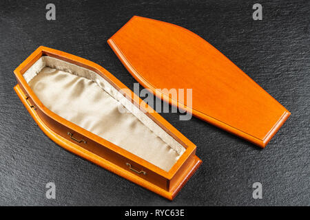 Petit Bois Miniature bordée de satin Coffin pour animaux en couleur acajou Banque D'Images