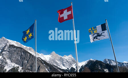 Drapeaux de la Suisse et le canton des Grisons et la ville Maienfeld dans un ciel bleu avec un paysage de montagne dans l'arrière-plan Swiss Alp Banque D'Images