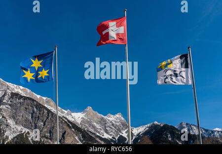 Drapeaux de la Suisse et le canton des Grisons et la ville Maienfeld dans un ciel bleu avec un paysage de montagne dans l'arrière-plan Swiss Alp Banque D'Images