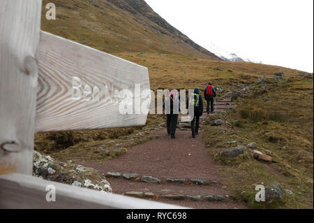 Hill promeneurs font leur chemin le long du chemin de montagne Ben Nevis en Ecosse. Un jeune grimpeur est traité pour des blessures graves après une avalanche sur la plus haute montagne du Royaume-uni "anéantis" une partie d'escalade, tuant trois d'entre eux. Banque D'Images