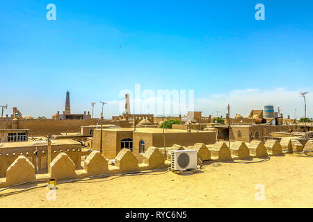 La vieille ville de Khiva Architecture traditionnelle commune Appartement Résidentiel Accueil Chambre Terrasse avec vue ville Minaret Banque D'Images