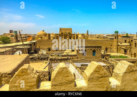 La vieille ville de Khiva Architecture traditionnelle commune Appartement Résidentiel Accueil Chambre Terrasse avec vue ville Minaret Banque D'Images