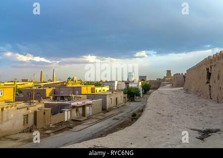 La vieille ville de Khiva Architecture traditionnelle commune Appartement Résidentiel Accueil Chambre avec Vue Ville Minaret Banque D'Images