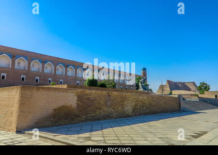 La vieille ville de Khiva Muhammad Ibn Musa statue Vue côté Roon Strasse avec Mohammed Amin Khan fond Madrasa Banque D'Images