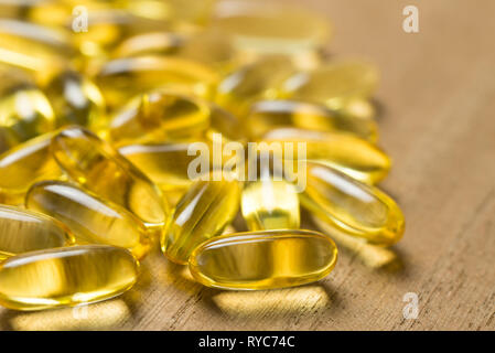 Pile d'Omega 3 capsules d'huile de poisson Banque D'Images