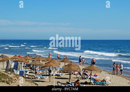 Portrait de touristes se détendre sur la plage de Las Canas beach, Marbella, Province de Malaga, Andalousie, Espagne, Europe de l'Ouest. Banque D'Images