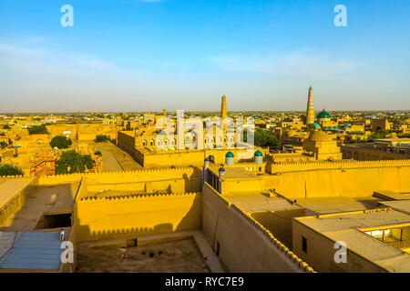 La vieille ville de Khiva Kunya Ark Citadelle Cityscape Vue de Pahlavon complexe mosquée Juma Mahmoud au coucher du soleil Banque D'Images