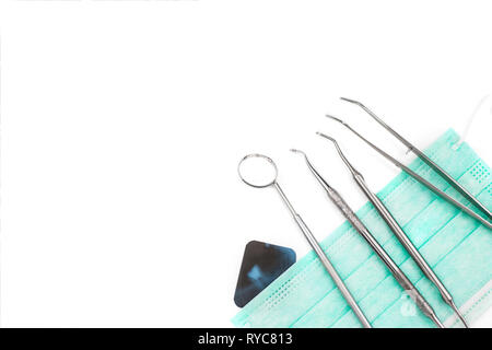 Outils de dentiste sur masque et x-ray photo. Banque D'Images