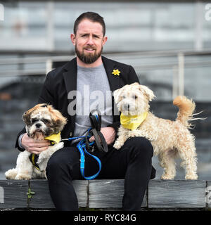 Rugby player Shane Williams détient le café, un six-month-old Shih Tzu, gauche, et Hercule, un enfant de cinq ans terrier, droite, les deux encore à trouver des maisons et sont en ce moment avec les chiens Trust, au cours d'un appel sur le Senedd photo dans la baie de Cardiff, Cardiff, où les plans sont dévoilés pour le bâtiment à Chiens Trust Cardiff, doit ouvrir en 2021. Banque D'Images