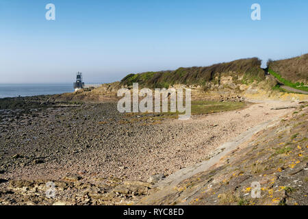 Woodhill Bay & Point de batterie, Portishead, North Somerset, Royaume-Uni Marée basse sur une journée d'hiver très calme Banque D'Images