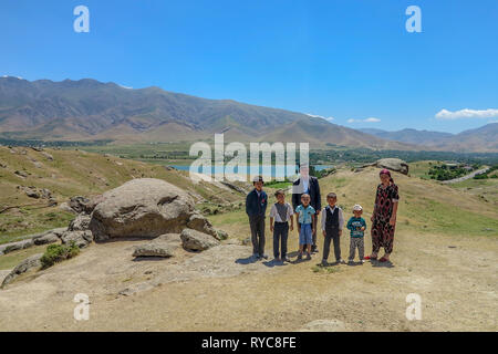 Samarkand à Shahrisabz Autoroute paysage à couper le souffle avec vue lac et montagnes famille ouzbek Banque D'Images