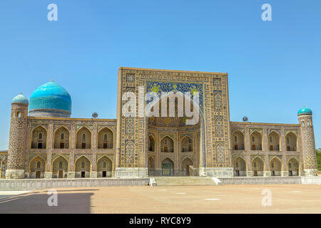 Samarkand Registon Tilya Kori Ensemble carrés Madrasa doré Vue frontale Banque D'Images