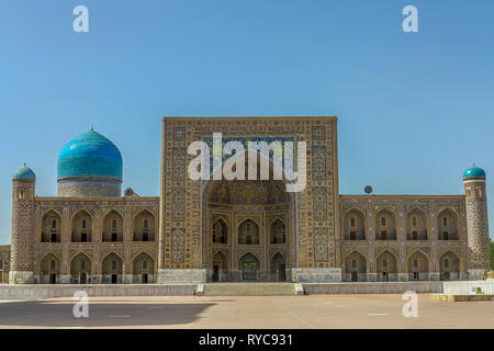 Samarkand Registon Tilya Kori Ensemble carrés Madrasa doré Vue frontale Banque D'Images