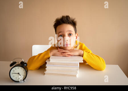 Enfant de la pensée s'ennuie, frustrés et ils en ont assez fait ses devoirs Banque D'Images