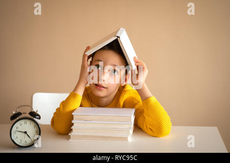 Enfant de la pensée s'ennuie, frustrés et ils en ont assez fait ses devoirs Banque D'Images