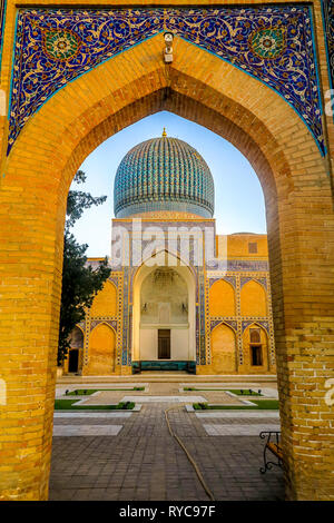 Samarkand Gur-e Amir Mausolée complexe Vue d'entrée principale de l'Iwan coupole au coucher du soleil Banque D'Images