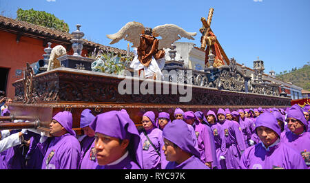 La procession des cucuruchos en ville pendant les vacances de Pâques avec le peuple en violet d'être pénitents pour les péchés commis, au Guatemala. Banque D'Images