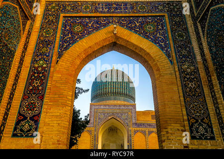 Samarkand Gur-e Amir Mausolée complexe Vue d'entrée principale de l'Iwan coupole au coucher du soleil Banque D'Images