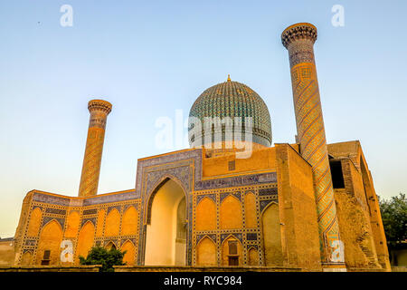 Samarkand Gur-e Amir Mausolée complexe Minaret Coupole Vue latérale au coucher du soleil Banque D'Images