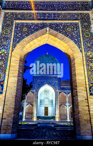 Samarkand Gur-e Amir Mausolée complexe Entrée Principale Voir Nid d'Iwan Muqarna et coupole de nuit Banque D'Images