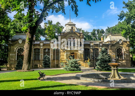 Mustaqilliq Maidoni Tashkent Palace Prince Romanov Vue frontale Banque D'Images