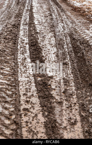 Les traces de pneus boueux dans un ranch chemin de terre ; le centre du Colorado, USA Banque D'Images