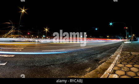 Feux de voiture - sentiers ville pendant la nuit - Trafic - Couleur - longue exposition - Image Banque D'Images