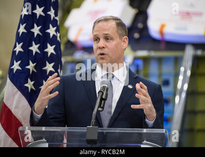 L'administrateur de la NASA Jim Bridenstine adresse sur les progrès accomplis en vue de l'envoi d'astronautes sur la Lune et sur Mars lors d'un événement télévisé au Centre spatial Kennedy le 11 mars 2019 à Cap Canaveral, en Floride. Banque D'Images