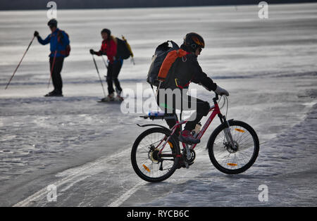 Deux cyclistes et patineurs longue distance sur le Lac Malaren lors d'Sigtunarannet Vikingarannet, 2019 Sigtuna, Suède, Scandinavie Banque D'Images