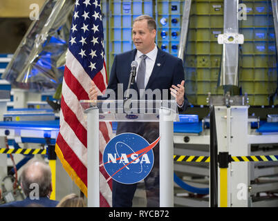L'administrateur de la NASA Jim Bridenstine adresse sur les progrès accomplis en vue de l'envoi d'astronautes sur la Lune et sur Mars lors d'un événement télévisé au Centre spatial Kennedy le 11 mars 2019 à Cap Canaveral, en Floride. Banque D'Images