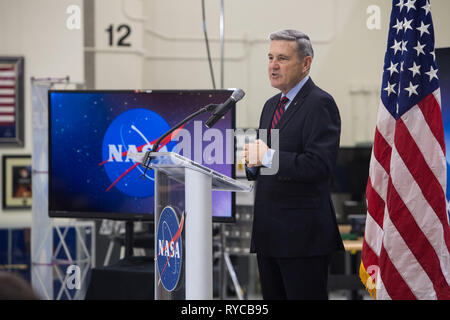 Le Directeur du Centre Spatial Kennedy Bob Cabana adresse sur les progrès accomplis en vue de l'envoi d'astronautes sur la Lune et sur Mars lors d'un événement télévisé au Centre spatial Kennedy le 11 mars 2019 à Cap Canaveral, en Floride. Banque D'Images
