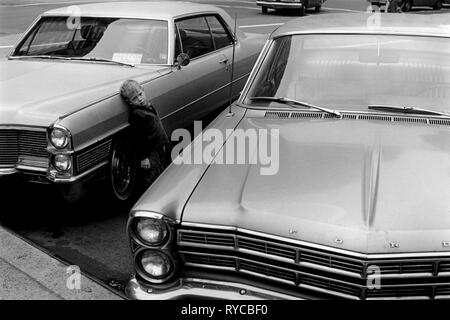 Jeune garçon en attente de ses parents, qui sont dans un fast food à manger. Trenton, New Jersey. 1969 Boy waiting en voiture en stationnement pendant que ses parents sont à l'intérieur de restauration rapide à emporter, 1960 USA-NOUS HOMER SYKES Banque D'Images